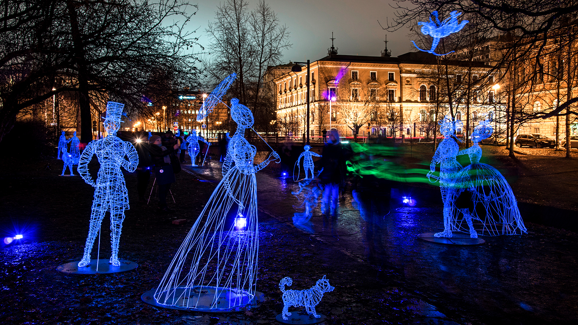 They were here -teos Lumo-valofestivaaleilla 2016 Lapset koulun pihalla